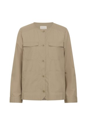 Veste beige à boutons sur le devant, manches longues, col rond, deux poches à rabat sur la poitrine et deux poches plaquées en bas.