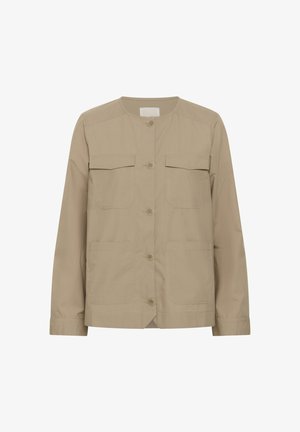 Bež jakna z gumbi spredaj, z dolgimi rokavi, okroglim ovratnikom, dvema prsna žepa z zaponkami in dvema spodnjima našitkoma.