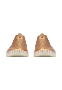 Buty wsuwane z metalicznie różowo-złotą perforowaną cholewką, jasnobeżowymi gumowymi podeszwami i kontrastowymi różowymi detalami w szwie.