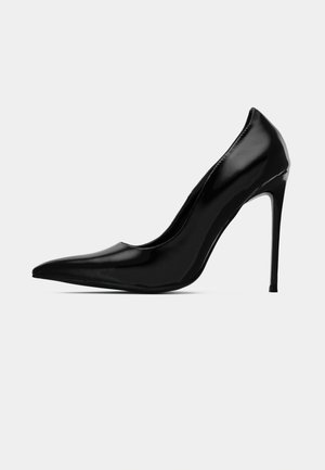 Musta lakattu nahkakenkä, jossa on teräväkärkinen muoto ja sulava siluetti. Varustettu korkealla stiletto-kannalla ja sileällä, kiiltävällä pinnalla.