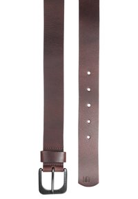 Bruine leren riem met een matte zwarte metalen gesp, voorzien van meerdere gaatjes voor verstelling en een gladde, gestructureerde afwerking.