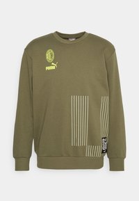 Sweat-shirt vert olive avec poignets côtelés, arborant un logo sur la poitrine et des accents à rayures verticales à l'avant, confectionné en tissu mélangé coton.