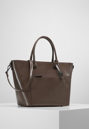 Brun læderhåndtaske med to håndtag, aftagelig skulderrem, lynlåslomme foran og rundt mærketag på glat hvid overflade.