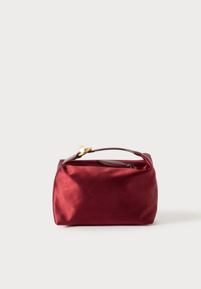 Trousse de maquillage en satin bourgogne de forme rectangulaire, avec fermeture éclair et une poignée courte. Présente un design minimaliste et une texture lisse.