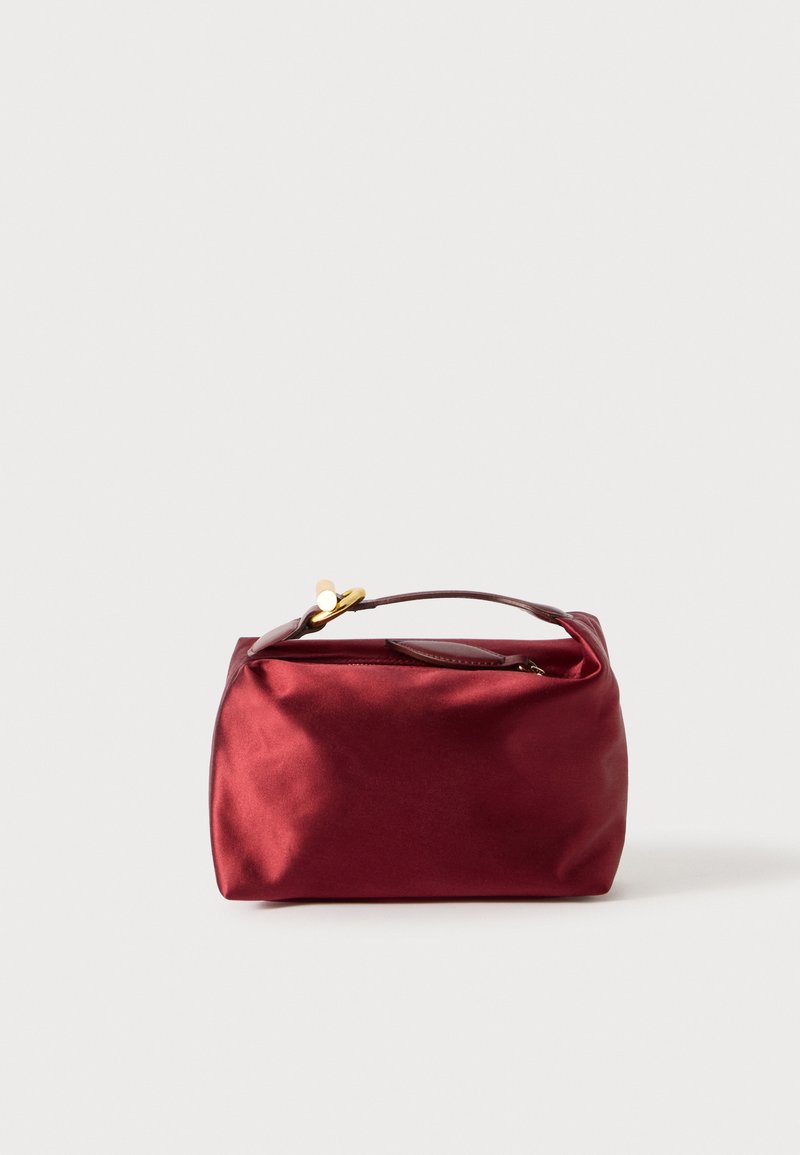 Bordeaux satijnen cosmetica tas met een rechthoekige vorm, ritssluiting en een kort handvat. Beschikt over een minimalistisch ontwerp en een gladde textuur.
