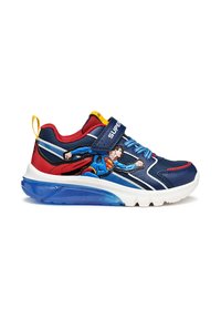 Blauwe sneakers met rode accenten, voorzien van een Superman-afbeelding, klittenbandsluiting, platte witte zool en een transparante blauwe zoolunit.