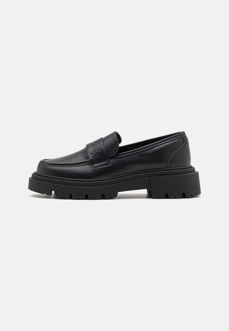 Mocassin en cuir noir avec semelle crantée épaisse et bride avec détail en découpe en forme d'étoile, présenté en profil côté sur fond blanc.