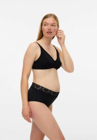 Soutien-gorge noir avec bretelles réglables et finition en dentelle, associé à une culotte haute noire assortie avec une taille en dentelle. Texture lisse.