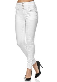 Jeans blancos ajustados con cintura alta, que cuentan con cinco cierres de botón, textura suave y un corte elegante. Combinados con tacones negros de punta.