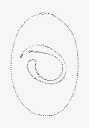 Silberschmuckset mit drei Kettenhalsketten in verschiedenen Designs: eine Perlenkette, eine glatte ovale Gliederkette und eine gedrehte Kette.