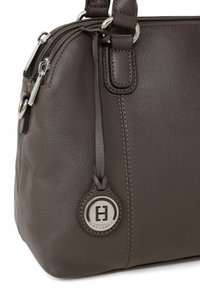 Borsa a tracolla in pelle marrone con superficie texturizzata, hardware in tonalità argento, chiusure con zip e un'etichetta logo circolare attaccata di lato.