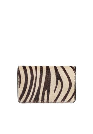 Portefeuille rectangulaire avec motif zèbre noir et blanc et coutures visibles le long des bords sur fond blanc.