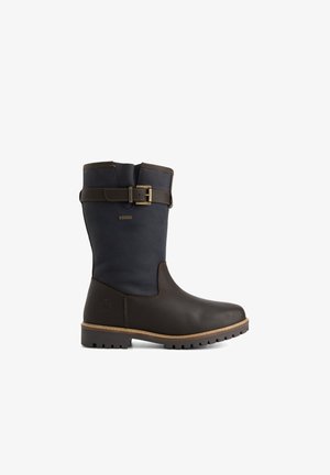 Botte en cuir marron mi-mollet avec une tige texturée foncée, sangle décorative et boucles, semelle robuste et fermeture éclair latérale, conçue pour les temps froids.