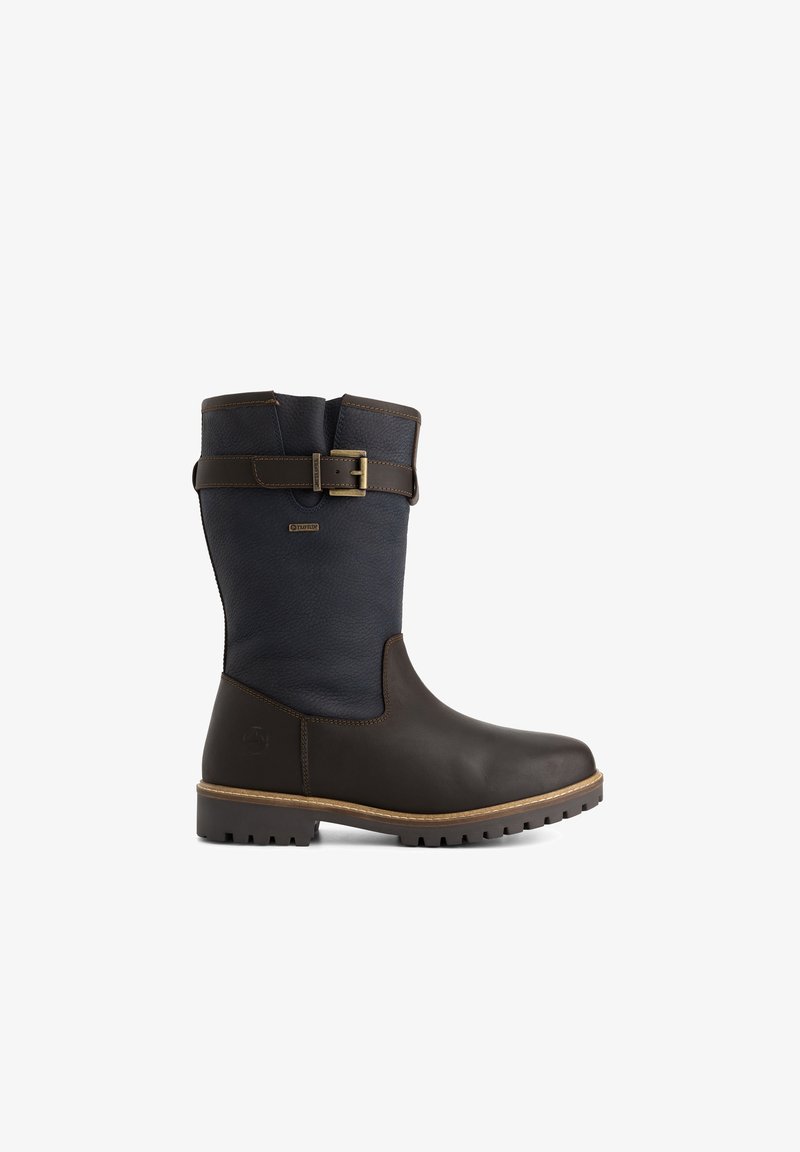 Middenkuit bruine leren laars met een donkere textuur aan de bovenkant, decoratieve riem en gesp, robuuste zool en zijrits, ontworpen voor koud weer.