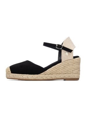 Cuña de esparto de ante negro con suela de yute trenzado, tira en el tobillo y acento de tela con patrón de pata de gallo en el talón.