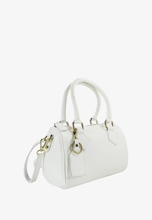 Sac à main en cuir blanc avec deux poignées supérieures, bandoulière amovible, ferrures dorées, accents de plaques en forme de losange et finition texturée.