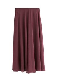 Vinrød maxinederdel lavet af let stof, har et flydende design med læg ved taljen og en lynlåslukning i siden.