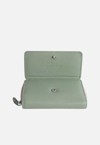 Grön läderplånbok med en rosa detalj, som har en tryckknappsstängning och präglingstexten "idag är en bra dag" på insidan.