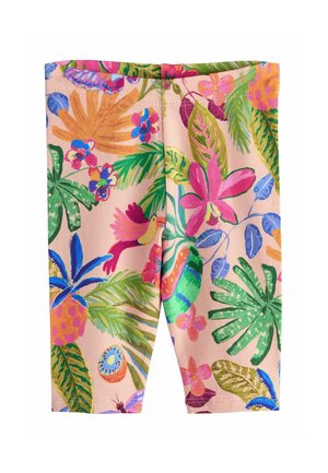 Różowe szorty z żywym tropikalnym wzorem z zielonymi liśćmi, kolorowymi kwiatami, kolibrem i pokrojonym owocem kiwi.