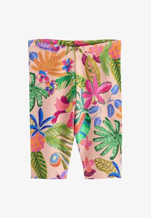 Lyserøde shorts med vibrant tropisk print med grønne blade, farverige blomster, en kolibri og et skåret kiwi-frugt.