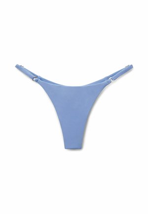 Hellblauer String-Bikini-Slip mit verstellbaren seitlichen Riemen und minimaler Bedeckung, isoliert auf weißem Hintergrund.