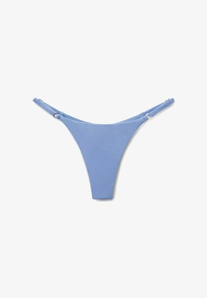 Hellblauer String-Bikini-Slip mit verstellbaren seitlichen Riemen und minimaler Bedeckung, isoliert auf weißem Hintergrund.