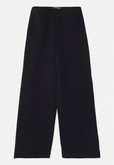 Bredde ben bukser i sort, lavet af blødt stof med en glat tekstur. Har en høj talje og et rent, udekoreret design.