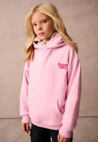 Felpa con cappuccio rosa, dotata di tasca frontale e polsini a coste. Presenta la scritta "Super Dry" ricamata in rosa a contrasto. Materiale in misto cotone.
