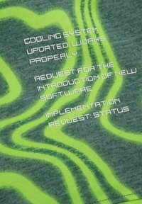 Zielony materiał z wirującym, limonkowym wzorem. Tekst w pogrubionej białej czcionce podaje informacje techniczne i prośby.