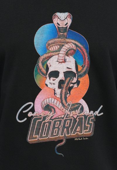 Egy kobra kígyó tekeredik egy emberi koponya körül, színes, egymásra rétegződő körökkel és "Coney Island Cobras" szöveggel fekete textilen.