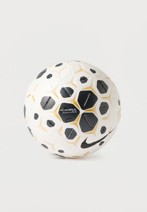 Futbalová lopta Nike Academy Elite, šesťuholníkový vzor, biela s čiernymi a zlatými akcentmi, textúrovaný povrch, guľatý tvar, viditeľné značkové logo.
