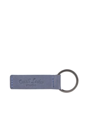 Blauer Leder-Schlüsselanhänger mit silbernem Metallring und "Gusti Leder studio" auf dem Lederband geprägt.