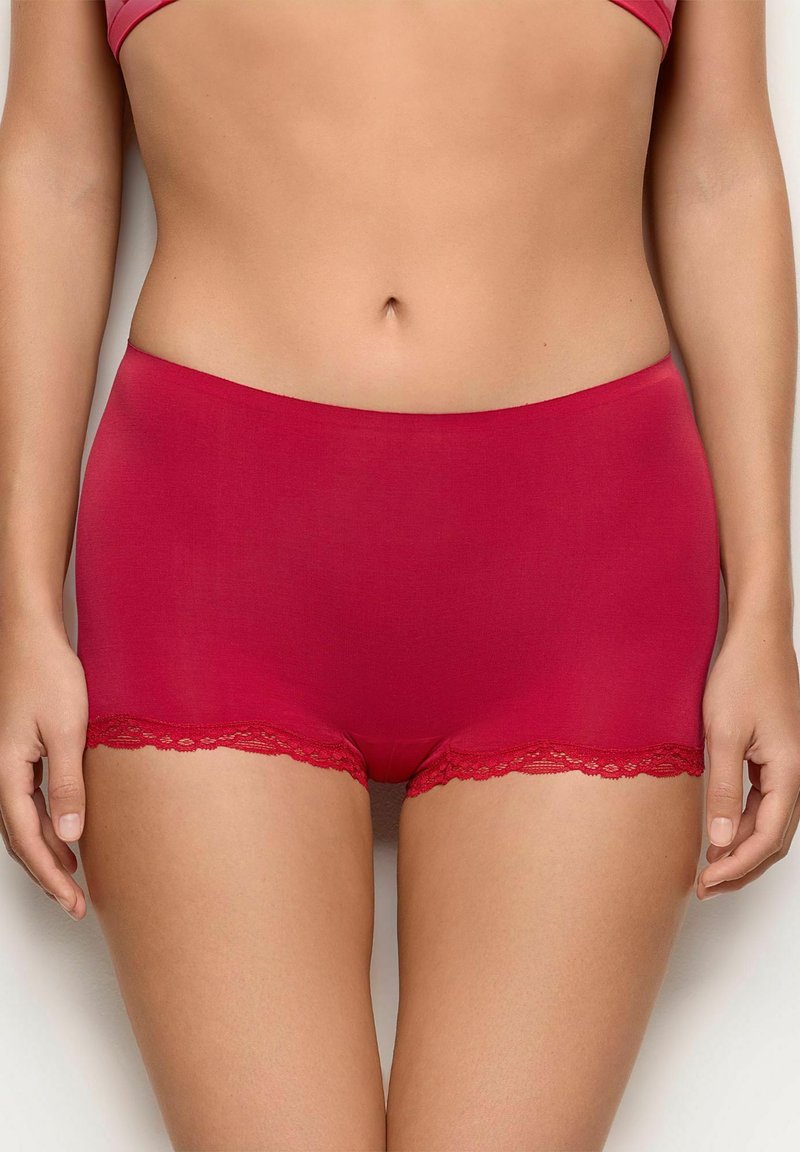 Røde intime shorts med en glat stoffinish, der har en dekorativ rød blondekant langs bunden. Klassisk form og tætsiddende pasform.
