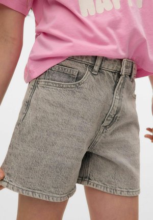 Shorts en denim en tissu gris clair, présentant une coupe classique, des poches avant, et une texture usée avec un ourlet roulé.