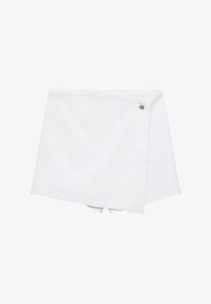 Hvid indpakningsskørt lavet af tekstureret stof, med lukning i siden og en lille metalaccent. Designet er skræddersyet og minimalistisk.