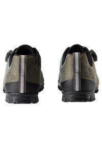 Un paio di scarpe grigie e nere con un upper in tessuto testurizzato, dotate di una manopola di regolazione sul retro e strisce riflettenti sul retro.