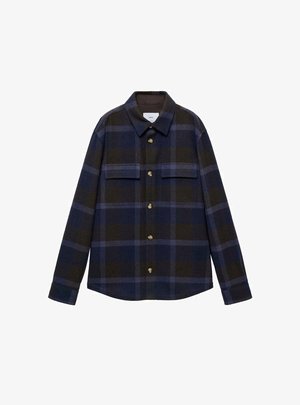 Camicia di flanella nel motivo a quadri blu scuro e nero, con bottoni frontali, due tasche sul petto e colletto standard.