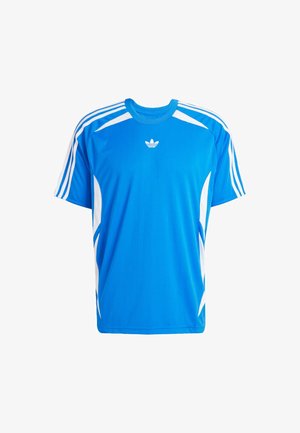 Tricou sportiv albastru, fabricat dintr-un material respirabil, având accente albe, trei dungi albe pe mâneci și un logo mic pe piept.