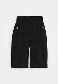 Pantaloni shorts neri a lunghezza ginocchio realizzati in tessuto morbido, con una vita elastica e dettagli in metallo argentato sui lati.