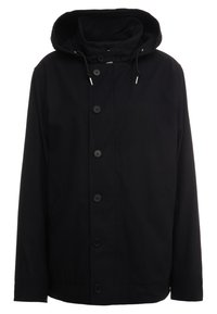 Czarna kurtka z kapturem wykonana z gładkiego materiału, z pełnym zapięciem na guziki z przodu, dwoma bocznymi kieszeniami i regulowanymi sznurkami przy kapturze.