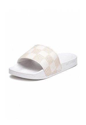Hvid slidesandal med beige tjekket rem og tekstbranding på rem og sål, skråt set på ensfarvet hvid baggrund.
