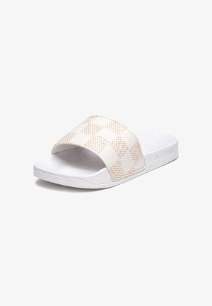 Sandalia blanca tipo slide con tira a cuadros beige y marca de texto en la tira y la suela, vista angular sobre fondo blanco liso.