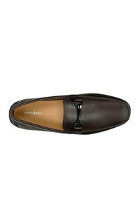 Dunkelbraune Lederloafers mit glatter Textur, zum Hineinschlüpfen und einem dekorativen schwarzen Schnallenakzent an der Vorderseite.
