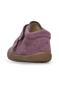 Scarpa per bambini in suede viola con design a taglio basso e suola in gomma marrone. Presenta una chiusura con velcro e dettagli del logo impresso.