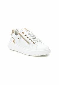 Zapatillas blancas con parte superior de cuero suave, acentos dorados, detalle de cremallera en el lateral y una suela blanca gruesa. Incluye cordones y ojales de metal.