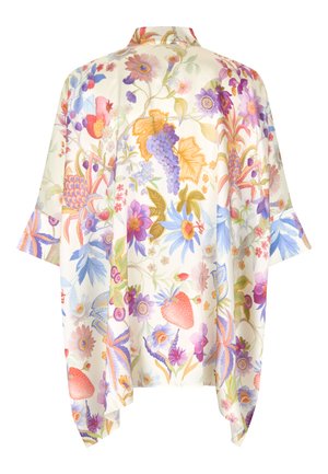 Kimono floral que presenta una ligera tela crema, con intrincados patrones multicolores de flores, uvas y fresas; ajuste holgado, mangas anchas.