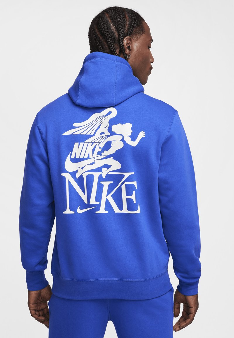 Blauer Nike Hoodie mit einem weißen Grafikdesign auf dem Rücken, das das Markenzeichen und Illustrationen zeigt, aus weichem, strukturiertem Stoff gefertigt.