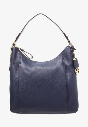 Sac à bandoulière en cuir grainé bleu marine avec une bandoulière simple, une quincaillerie dorée, une fermeture éclair et un charm logo doré sur le côté.