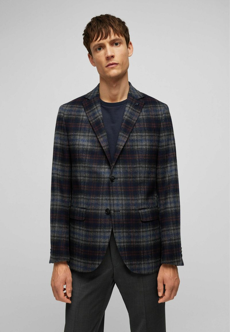 Geruite blazer met een donkerblauwe, grijze en bordeauxrode ruitpatroon. Beschikt over twee knopen, gelapte revers en zijzakken. Zachte textuur.