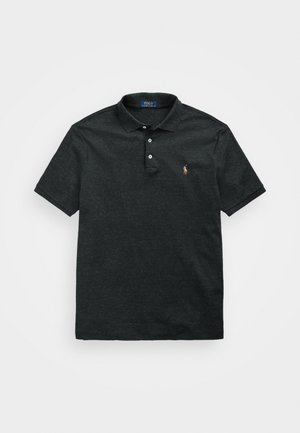 Polo negra hecha de suave tela de algodón. Presenta una tapeta de tres botones y un pequeño logo multicolor en el lado izquierdo del pecho. Mangas cortas.